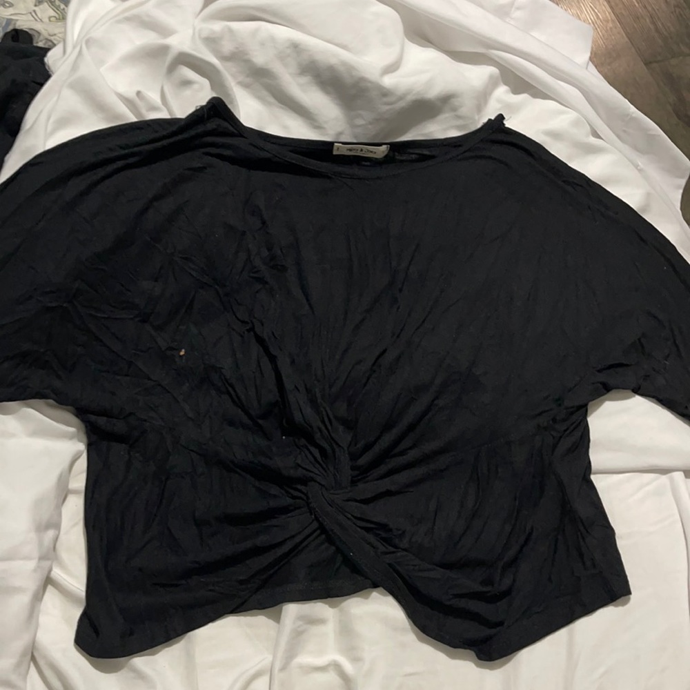 BLACK CROP LONG SLEEVE FRONT TWIST